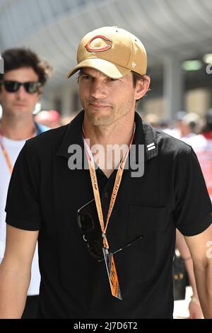 8.. Mai 2022; Miami, Florida, USA; Ashton Kutcher führt vor dem Start des Formel 1 CRYPTO.COM Miami Grand Prix durch das Fahrerlager Stockfoto