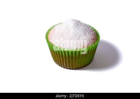 Vanillekuchen mit Puderzucker bestreut. Hausgemachter Cupcake in Papiereinlagen isoliert auf weißem Hintergrund. Stockfoto