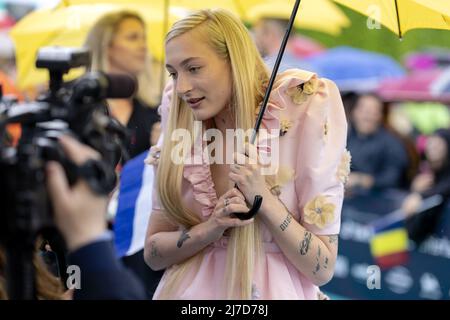 TURIN, Italy, 2022-05-08 17:56:25 TURIN - S10 Spaziergänge über den türkisfarbenen Teppich bei der Eröffnungszeremonie des Liedwettbewerbs in den Gärten des ehemaligen königlichen Palastes Venaria. Stien den Hollander, wie der Sänger eigentlich heißt, vertritt die Niederlande beim Eurovision Song Contest in Italien. ANP SANDER KING niederlande Out - belgien Out Stockfoto