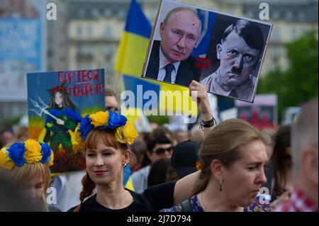 8. Mai 2022, Warschau, Warschau, Polen: Eine Frau hält ein Schild mit dem russischen Präsidenten Wladimir Putin und Adolf Hitler, während sie an einer Solidaritätskundgebung mit der Ukraine am 8. Mai 2022 in Warschau, Polen, teilnimmt. Rund einige Tausend in Polen lebende Ukrainer und ihre Anhänger marschierten am Tag des 72.. Russischen Einmarschs in die Ukraine durch das Zentrum von Warschau. Um gegen den Krieg zu protestieren und zu unterstreichen, dass Russland seit dem ersten Tag der Invasion keinen Sieg errungen hat. Am gleichen Tag feiern die Menschen in der Ukraine Ukraineâ €™s Tag der Erinnerung und Versöhnung. (Cred Stockfoto