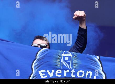 Leicester, England, 8.. Mai 2022. Ein Everton-Fan feiert nach dem Premier League-Spiel im King Power Stadium, Leicester. Bildnachweis sollte lauten: Darren Staples / Sportimage Stockfoto