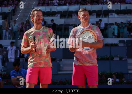 Madrid, Spanien - 8. Mai 2022, Wesley Koolhof (R) aus den Niederlanden und Neal Skupski (L) aus Großbritannien halten nach ihrem Sieg im Doppel-Finale der Männer in La Caja Magica ihre Siegertrophäen der Mutua Madrid Open ab. Endergebnisse: (6-7, 6-4, 10-5) Stockfoto