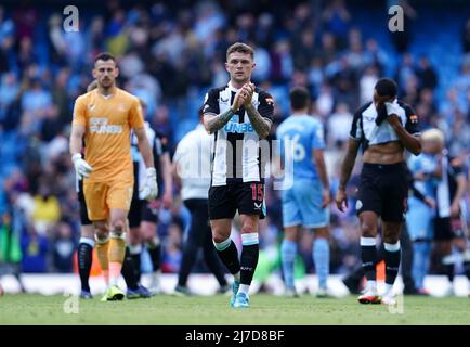Kieran Trippier (Mitte) von Newcastle United applaudiert den Fans nach dem Premier League-Spiel im Etihad Stadium, Manchester. Bilddatum: Sonntag, 8. Mai 2022. Stockfoto