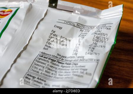 Nährwertangaben auf der Rückseite einer Packung Chips. Stockfoto