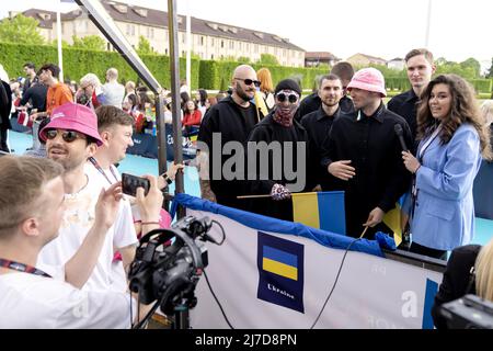 TURIN, Italy, 2022-05-08 16:51:42 TURIN - Kalush Orchestra aus der Ukraine geht auf dem türkisen Teppich bei der Eröffnungszeremonie des Liedfestivals in den Gärten des ehemaligen königlichen Palastes Venaria. ANP SANDER KING niederlande Out - belgien Out Stockfoto