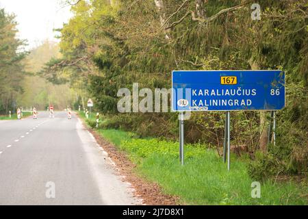 Die Staatsgrenze zwischen Litauen und der russischen Enklave „Königsberg“ in Russland wurde aufgrund von Sanktionen der Europäischen Union mit Stoppschild geschlossen Stockfoto