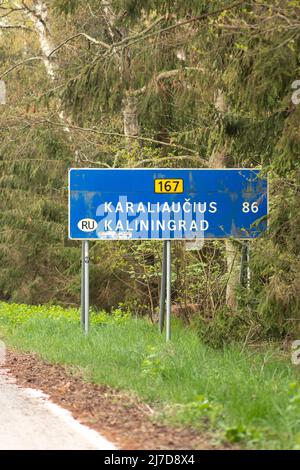 Die Staatsgrenze zwischen Litauen und der russischen Enklave „Königsberg“ in Russland wurde aufgrund von Sanktionen der Europäischen Union mit Stoppschild geschlossen Stockfoto