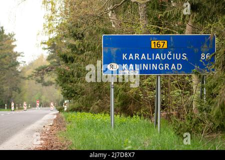 Die Staatsgrenze zwischen Litauen und der russischen Enklave „Königsberg“ in Russland wurde aufgrund von Sanktionen der Europäischen Union mit Stoppschild geschlossen Stockfoto