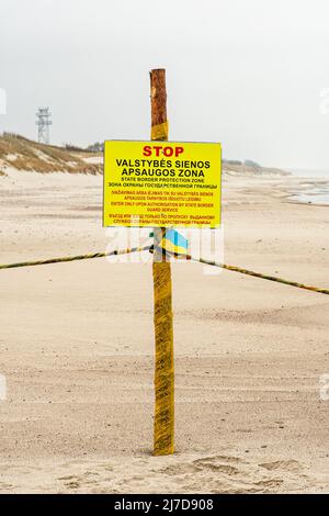 Die Staatsgrenze zwischen Litauen und der russischen Enklave „Königsberg“ in Russland wurde aufgrund von Sanktionen der Europäischen Union mit Stoppschild geschlossen Stockfoto