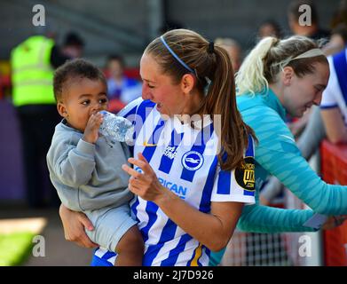 Crawley, Großbritannien, 8. 2022. Mai, Aileen Whelen von Brighton und Hove Albion nach dem FA Women's Super League Spiel zwischen Brighton & Hove Albion Women und Everton am 8. 2022. Mai im People's Pension Stadium in Crawley, Großbritannien. (Foto von Jeff Mood/phcimages.com) Stockfoto