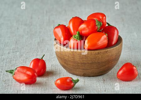 Süßer Snack rote Paprika in Holzschüssel Stockfoto