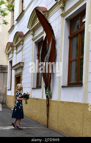 Bratislava, Slowakei. 08. Mai 2022. Die US-amerikanische First Lady Jill Biden legt am 7. Mai 2022 in Bratislava, Slowakei, Blumen an ein Denkmal, das Jan Kuciak gewidmet ist, einem 27-jährigen Journalisten, der in seinem Haus getötet wurde, nachdem er die Korruption der Regierung untersucht hatte. Quelle: U.S. Embassy Slovakia/State Department/Alamy Live News Stockfoto