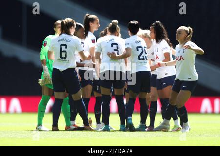 LONDON, GROSSBRITANNIEN. MAI 8. Tottenham Hotspur Team huddle während des Barclays FA Women's Super League Spiels zwischen Tottenham Hotspur und Leicester City am Sonntag, 8.. Mai 2022 im Tottenham Hotspur Stadium, London. (Quelle: Tom West | MI News & Sport) Stockfoto