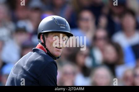 8.. Mai 2022, Badminton Estate, Gloucestershire, England; Mars Equestrian Badminton Horse Trials, Tag 5; Oliver Townend, der mit SCHWALBENFEDERN reitet, überprüft die Anzeigetafel nach seiner Fahrt, um zu sehen, dass er Badminton 2022 nicht gewinnen wird Stockfoto