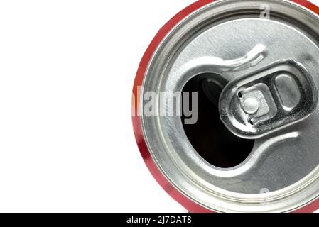 Nahaufnahme der offenen silbernen Aluminium-Getränkedose auf weißem Hintergrund Stockfoto