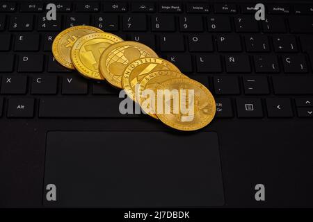 Ein Haufen Bitcoin-Münzen auf einem Computer. Stockfoto
