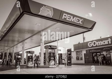 Playa del Carmen Mexiko 04. Februar 2022 Altes Schwarz-Weiß-Bild eines mexikanischen GOmart-Ladens an der Pemex-Tankstelle in Playa del Carmen i Stockfoto