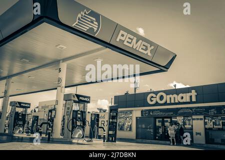 Playa del Carmen Mexiko 04. Februar 2022 Altes Schwarz-Weiß-Bild eines mexikanischen GOmart-Ladens an der Pemex-Tankstelle in Playa del Carmen i Stockfoto