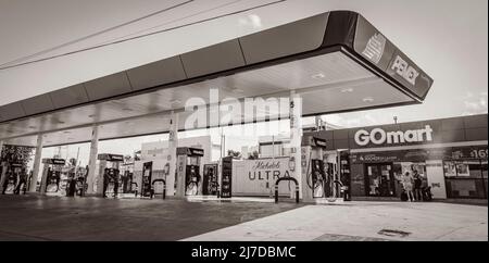 Playa del Carmen Mexiko 04. Februar 2022 Altes Schwarz-Weiß-Bild eines mexikanischen GOmart-Ladens an der Pemex-Tankstelle in Playa del Carmen i Stockfoto