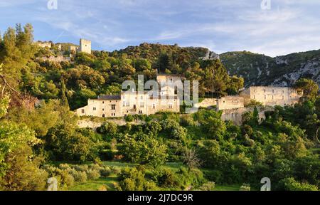 Gesamtansicht bei Sonnenuntergang von Oppede le Vieux im Luberon Stockfoto