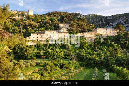 Gesamtansicht bei Sonnenuntergang von Oppede le Vieux im Luberon Stockfoto