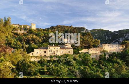 Gesamtansicht bei Sonnenuntergang von Oppede le Vieux im Luberon Stockfoto