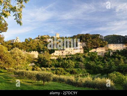 Gesamtansicht bei Sonnenuntergang von Oppede le Vieux im Luberon Stockfoto