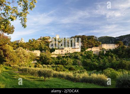 Gesamtansicht bei Sonnenuntergang von Oppede le Vieux im Luberon Stockfoto