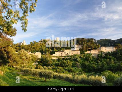 Gesamtansicht bei Sonnenuntergang von Oppede le Vieux im Luberon Stockfoto