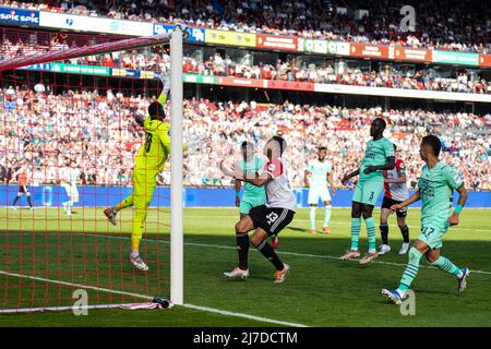 Rotterdam, Niederlande. 8. Mai 2022, Rotterdam - Torwart Yvon Mvogo vom PSV Eindhoven, Cyriel Nachspeisen von Feyenoord während des Spiels zwischen Feyenoord und PSV im Stadion Feijenoord de Kuip am 8. Mai 2022 in Rotterdam, Niederlande. (Box-to-Box-Bilder/Yannick Verhoeven) Stockfoto