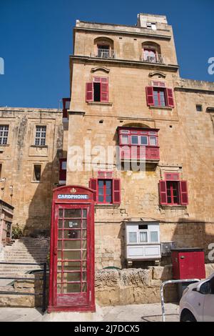 Blick auf die charakteristischen geschlossenen Holzbalkone in La Valletta Stockfoto