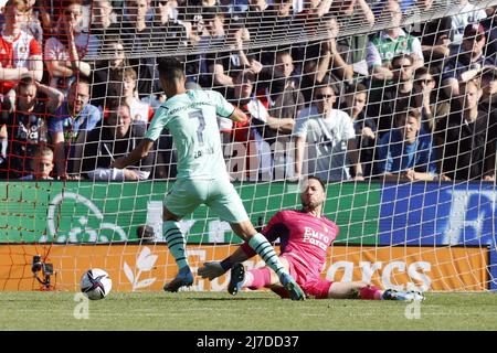 Rotterdam, Niederlande, 8. Mai 2022 ROTTERDAM - (lr) Eran Zahavi vom PSV Eindhoven, Feyenoord-Torwart Ofir Marciano während des niederländischen Eredivisie-Spiels zwischen Feyenoord und PSV am 8. Mai 2022 in Rotterdam, Niederlande. ANP PIETER STAM DE YOUNG Stockfoto