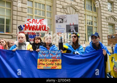 Die Teilnehmer halten am 8. Mai 2022 im Bowling Green Park, New York City, Banner, um die Unterstützung der Ukraine zu zeigen. Stockfoto