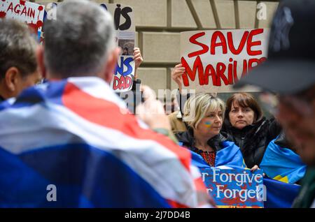 Eine Frau hält am 8. Mai 2022 ein Schild im Bowling Green Park in New York City, um sich solidarisch mit der Ukraine zu stellen. Stockfoto