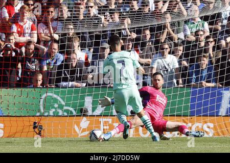 Rotterdam, Niederlande, 8. Mai 2022 ROTTERDAM - (lr) Eran Zahavi vom PSV Eindhoven, Feyenoord-Torwart Ofir Marciano während des niederländischen Eredivisie-Spiels zwischen Feyenoord und PSV am 8. Mai 2022 in Rotterdam, Niederlande. ANP PIETER STAM DE YOUNG Stockfoto