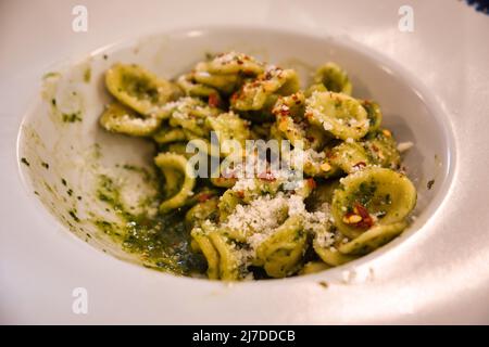 Nahaufnahme eines Tellers mit Olecchiette al Pesto, typisch italienischem Essen Stockfoto