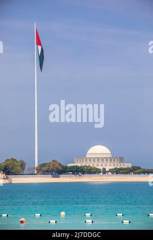 ABU DHABI, VAE - 18. April 2022: Flagge der Vereinigten Arabischen Emirate und Abu Dhabi Theatre Stockfoto