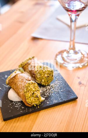 Kleine sizilianische Cannoli, eine köstliche Süßigkeit Stockfoto