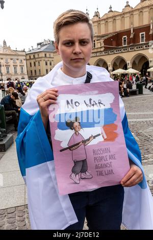 Eine Russin hält am 8. Mai 2022 auf dem Hauptmarkt in Krakau, Polen, ein Antikriegsplakat, um gegen den russischen Krieg gegen die Ukraine zu protestieren. Die Demonstration wurde von der russischen Gemeinschaft in Polen organisiert, nur sehr wenige Russen nahmen an der Demonstration Teil. Es ist illegal, in der Russischen Föderation selbst zu protestieren. Die weiß-blau-weiße Flagge ist ein russisches Symbol der Opposition gegen die russische Invasion in der Ukraine von 2022 und symbolisiert Russland ohne die rote Farbe, ohne das Blut. (Foto von Dominika Zarzycka/Sipa USA) Stockfoto