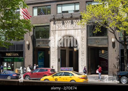 Der Eingang zum Salmon Tower in der 11 West 42. Street besteht aus Kalkstein mit 12 Tierkreiszeichen, Midtown Manhattan, New York City, USA 2022 Stockfoto