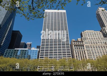 Das Grace Building blickt auf den Bryant Park in Midtown Manhattan, New York City, USA 2022 Stockfoto