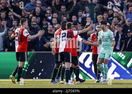 Rotterdam, Niederlande, 8. Mai 2022 ROTTERDAM - (lr) Patrik Walemark von Feyenoord, Lutsharel Geertruida von Feyenoord, Jens Toornstra von Feyenoord, Bryan Linssen von Feyenoord, Schiedsrichter Serdar Gozubuyuk zeigt auf den Strafpunkt, Tyrell Malacia von Feyenoord, Marco van Ginkel oder PSV Eindhoven während des Spiels zwischen der niederländischen Eredivisie Feyenoord und dem PSV im Feyenoord Stadium de Kuip am 8. Mai 2022 in Rotterdam, Niederlande. ANP MAURICE VAN STEEN Stockfoto