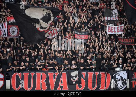 Verona (Italien), 8.. Mai 2022. Mailänder Fans während der Serie A 2021/2022 Fußballspiel zwischen Hellas Verona und AC Mailand im Marcantonio Bentegodi Stadion in Verona (Italien), 8.. Mai 2022. Foto Andrea Staccioli / Insidefoto Stockfoto