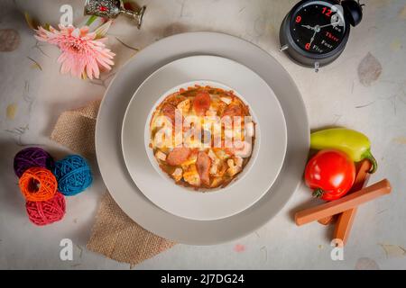 Cremige roma-Pasta mit Tomate in einem Teller Draufsicht auf Holz Hintergrund Stockfoto