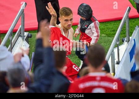 München, Deutschland. 08/05/2022, Siegerehrung mit Joshua KIMMICH, FCB 6, der im Spiel FC BAYERN MÜNCHEN - VFB STUTTGART 2-2 1 sein Trikot an die Fans wirft.Deutsche Fußballliga am 08. Mai 2022 in München, Deutschland. Saison 2021/2022, Spieltag 33, 1.Bundesliga, München, 33.Spieltag. FCB, © Peter Schatz / Alamy Live News - die DFL-VORSCHRIFTEN VERBIETEN DIE VERWENDUNG VON FOTOS als BILDSEQUENZEN und/oder QUASI-VIDEO - Stockfoto