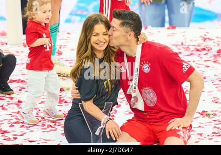 München, Deutschland. 08/05/2022, Siegerehrung mit Kuss von Robert LEWANDOWSKI, FCB 9 für Anna, Ehefrau von Robert LEWANDOWSKI, FCB 9 im Spiel FC BAYERN MÜNCHEN - VFB STUTTGART 2-2 1.Deutsche Fußballliga am 08. Mai 2022 in München, Deutschland. Saison 2021/2022, Spieltag 33, 1.Bundesliga, München, 33.Spieltag. FCB, © Peter Schatz / Alamy Live News - die DFL-VORSCHRIFTEN VERBIETEN DIE VERWENDUNG VON FOTOS als BILDSEQUENZEN und/oder QUASI-VIDEO - Stockfoto