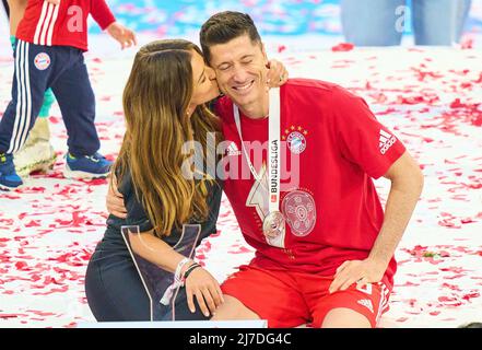 München, Deutschland. 08/05/2022, Siegerehrung mit Kuss für Robert LEWANDOWSKI, FCB 9 von Anna, Ehefrau von Robert LEWANDOWSKI, FCB 9 im Spiel FC BAYERN MÜNCHEN - VFB STUTTGART 2-2 1.Deutsche Fußballliga am 08. Mai 2022 in München, Deutschland. Saison 2021/2022, Spieltag 33, 1.Bundesliga, München, 33.Spieltag. FCB, © Peter Schatz / Alamy Live News - die DFL-VORSCHRIFTEN VERBIETEN DIE VERWENDUNG VON FOTOS als BILDSEQUENZEN und/oder QUASI-VIDEO - Stockfoto