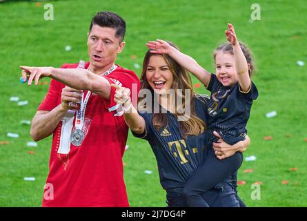 München, Deutschland. 08/05/2022, Siegerehrung mit Robert LEWANDOWSKI, FCB 9 mit Anna, Ehefrau von Robert LEWANDOWSKI, FCB 9 mit Tochter im Spiel FC BAYERN MÜNCHEN - VFB STUTTGART 2-2 1.Deutsche Fußballliga am 08. Mai 2022 in München, Deutschland. Saison 2021/2022, Spieltag 33, 1.Bundesliga, München, 33.Spieltag. FCB, © Peter Schatz / Alamy Live News - die DFL-VORSCHRIFTEN VERBIETEN DIE VERWENDUNG VON FOTOS als BILDSEQUENZEN und/oder QUASI-VIDEO - Stockfoto