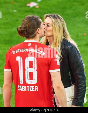 München, Deutschland. 08/05/2022, Siegerehrung mit Kuss für Marcel Sabitzer, FCB 18 von seiner Katja Kühne, Freundin von Marcel Sabitzer, FCB 18 im Spiel FC BAYERN MÜNCHEN - VFB STUTTGART 2-2 1.Deutsche Fußballliga am 08. Mai 2022 in München, Deutschland. Saison 2021/2022, Spieltag 33, 1.Bundesliga, München, 33.Spieltag. FCB, © Peter Schatz / Alamy Live News - die DFL-VORSCHRIFTEN VERBIETEN DIE VERWENDUNG VON FOTOS als BILDSEQUENZEN und/oder QUASI-VIDEO - Stockfoto