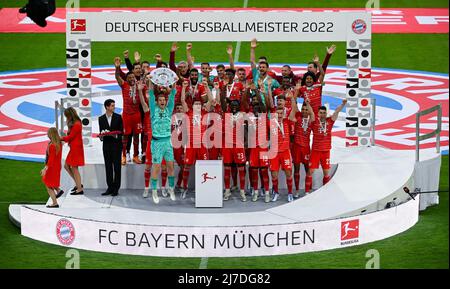 Bayern, München: 08. Mai 2022, Fußball: Bundesliga, Bayern München - VfB Stuttgart, Spieltag 33. in der Allianz Arena. Die Münchner feiern mit der Meisterschaftsprophäe. Foto: Sven Hoppe/dpa - WICHTIGER HINWEIS: Gemäß den Anforderungen der DFL Deutsche Fußball Liga und des DFB Deutscher Fußball-Bund ist es untersagt, im Stadion und/oder vom Spiel aufgenommene Fotos in Form von Sequenzbildern und/oder videoähnlichen Fotoserien zu verwenden oder zu verwenden. Stockfoto